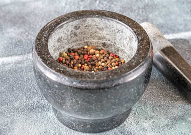 Grinding of peppercorn mix