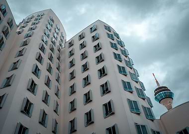 Gehry Bauten und Rheinturm