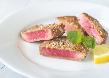 Fried tuna in sesame seeds