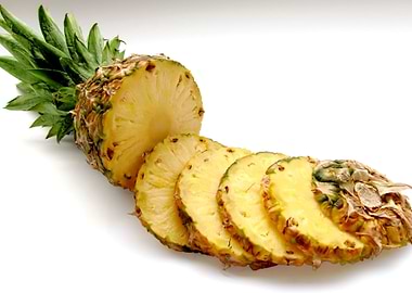 sliced pineapple