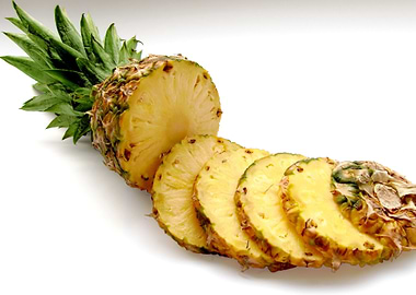 sliced pineapple