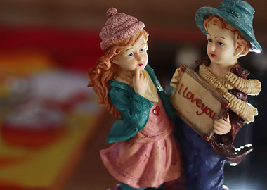 VALENTINE COUPLE STATUE
