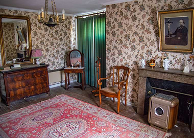 The old luxurious bedroom
