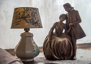 Statue of couple luminary