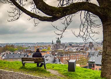 The man looks at Namur