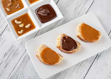 Sandwiches with caramel
