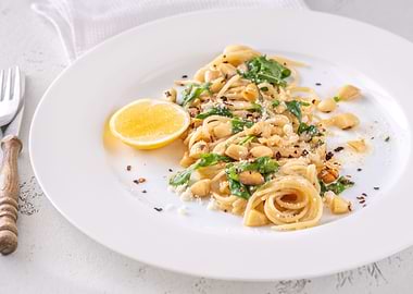 Lemon pasta with almonds