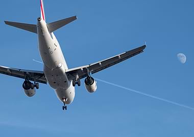 AirFrance A320 Landing with Moon behind