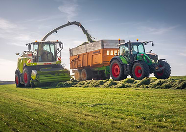Grass Silage with Claas Jaguar and Fendt Tractor
