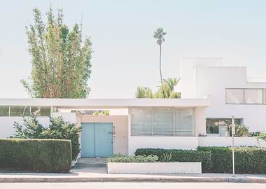 Los Angeles, USA I Californian midcentury modern white architecture for geometric minimalist house from Palm Springs with its palm trees and colorful blue door to sunny Hollywood or Beverly Hills
