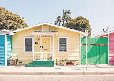 Los Angeles, USA I Pastel summer coastal beachfront houses on the Pacific West Coast at Venice beach under the palm trees to surf the beaches of California in a boho atmosphere summer sunny aesthetic