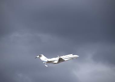 G280 Taking Off