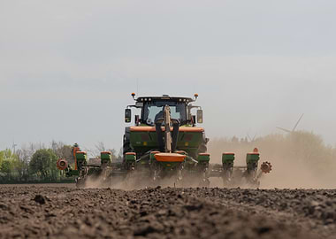 Claas Axion bei der Maisaussaat