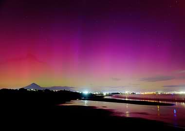 Mt Taranaki andFitzroy Beach under the Aurora