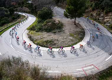 The riders of the Grand Prix de la Marseillaise on the descent of the Col de l'Espigoulier