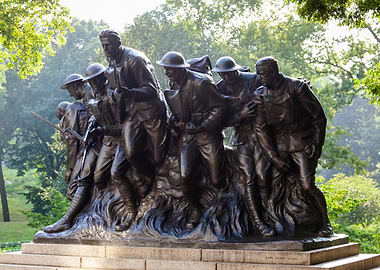 Bronze statue created by Karl Illava in 1927. It celebrates the deeds of the 7th Infantry Regiment of New York in the First World War.