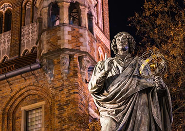 Marvel at the Nicolaus Copernicus Monument under the night sky