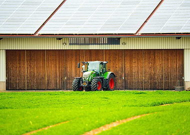 Fendt 720 Vario infront of Barn