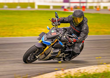 Ducati Streetfighter V4 on track