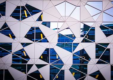 Luminous triangle and play of reflections