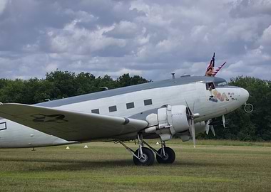 Douglas C-47 Skytrain landing