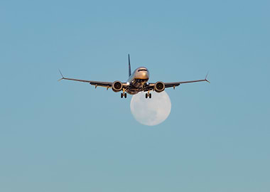 Ryanair landing with moon in background