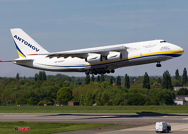 Antonov An-124 Ruslan Taking Off