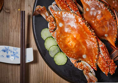 Cooked Crabs with Cucumber Slices