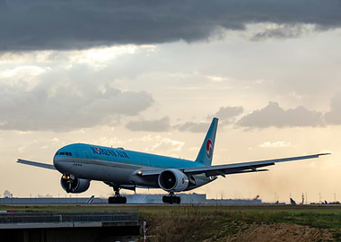 Korean Air boeing 777 landing