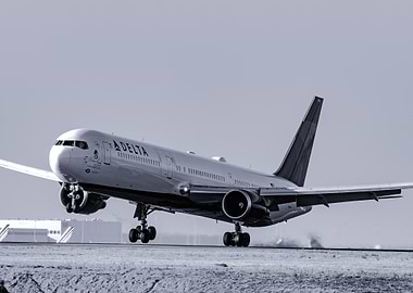 Delta Boeing 767 landing