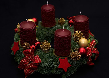 Advent wreath with candles and ornaments