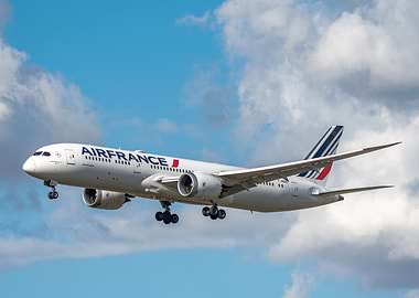 Air France Boeing 787-9 in flight, ready to land