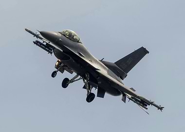 F-16 Fighting Falcon Flying