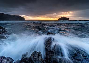 Dramatic Ocean Waves Crashing on Rocks