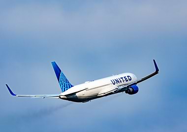 United Airlines Boeing 767 in Flight
