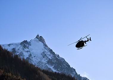 Hélicoptère de la gendarmerie avec le pic du midi - Chamonix