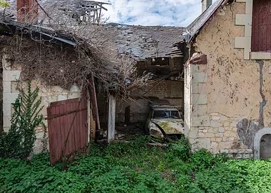 Citroën DS abandoned in a dilapidated building