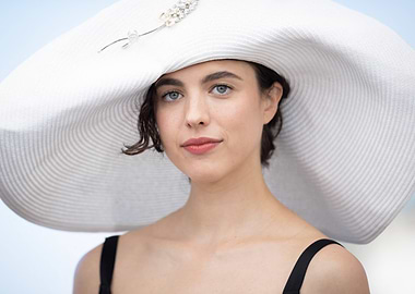 margaret qualley in a wide-brimmed white hat