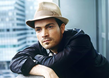 roger cicero in Fedora with City Background