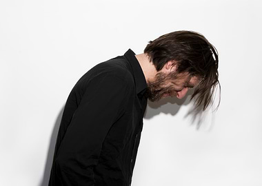 fennesz in black shirt with head down