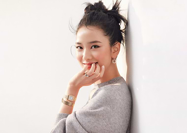 jisoo leaning against a wall