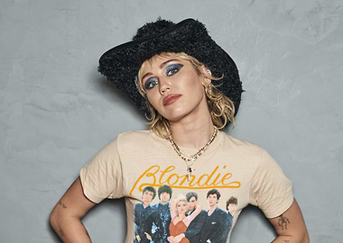 Miley Cyrus in Blondie T-shirt
