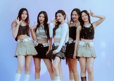 newjeans Idols Posing