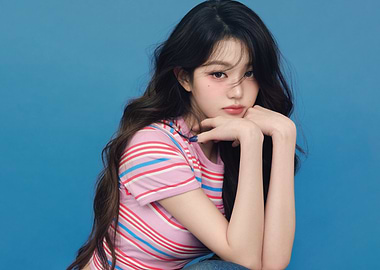 ive jang wonyoung with long dark hair