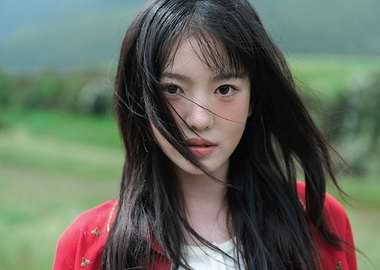 Sui KiiiKiii in red jacket outdoors