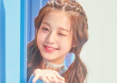 ive jang wonyoung Winking and Blowing Kiss