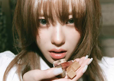 Close-up of a narai koko holding stones