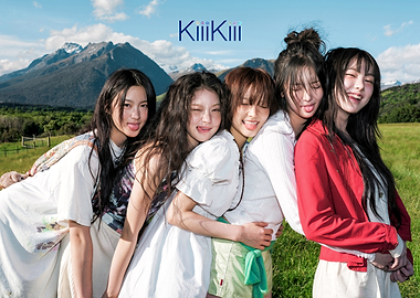 KiiiKiii Group Photo in Nature