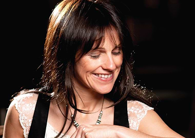 sharon shannon smiling with eyes closed