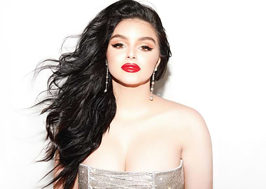 Ariel Winter Glamorous Portrait